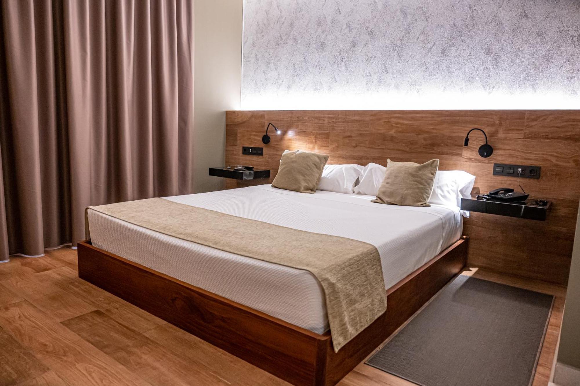 Hotel Luve ซาน อันโตนิโอ เด บานาเกแบร์ ภายนอก รูปภาพ
